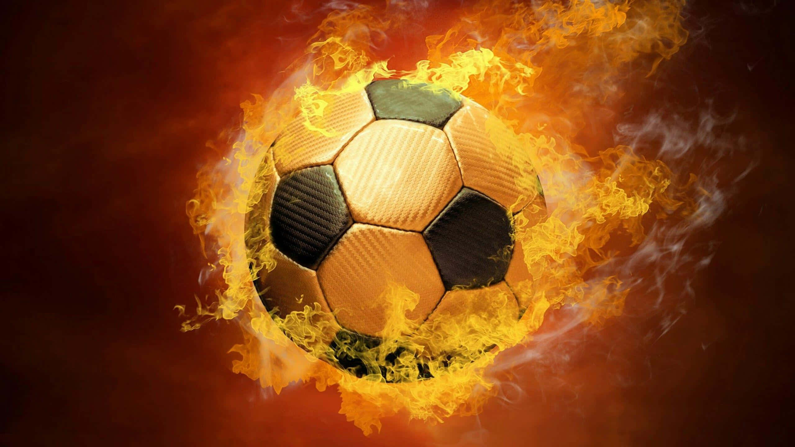 Football On Fire 桌布 壁紙 — 一個經典足球被鮮豔的橙色火焰吞噬，背景是煙霧瀰漫的黑暗。
