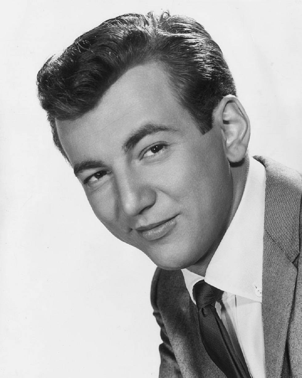 Bobby Darin 桌布 壁紙 — 一個經典黑白肖像，一位微笑的年輕男子身穿西裝打領帶，頭髮經過造型。