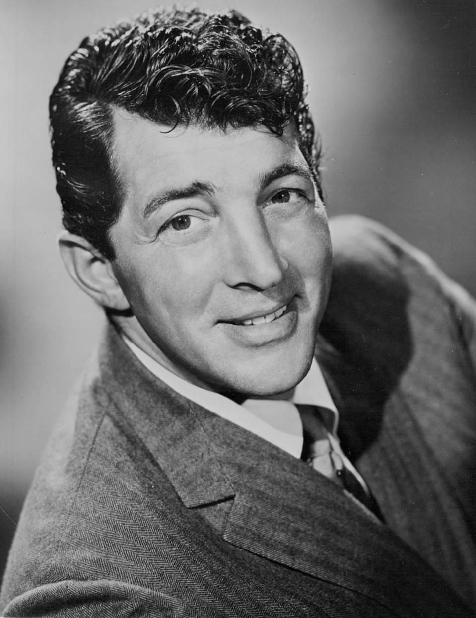 actor 桌布 壁紙 — 一個經典黑白肖像，一位微笑的男子，頭髮造型整齊，穿著西裝和領帶。