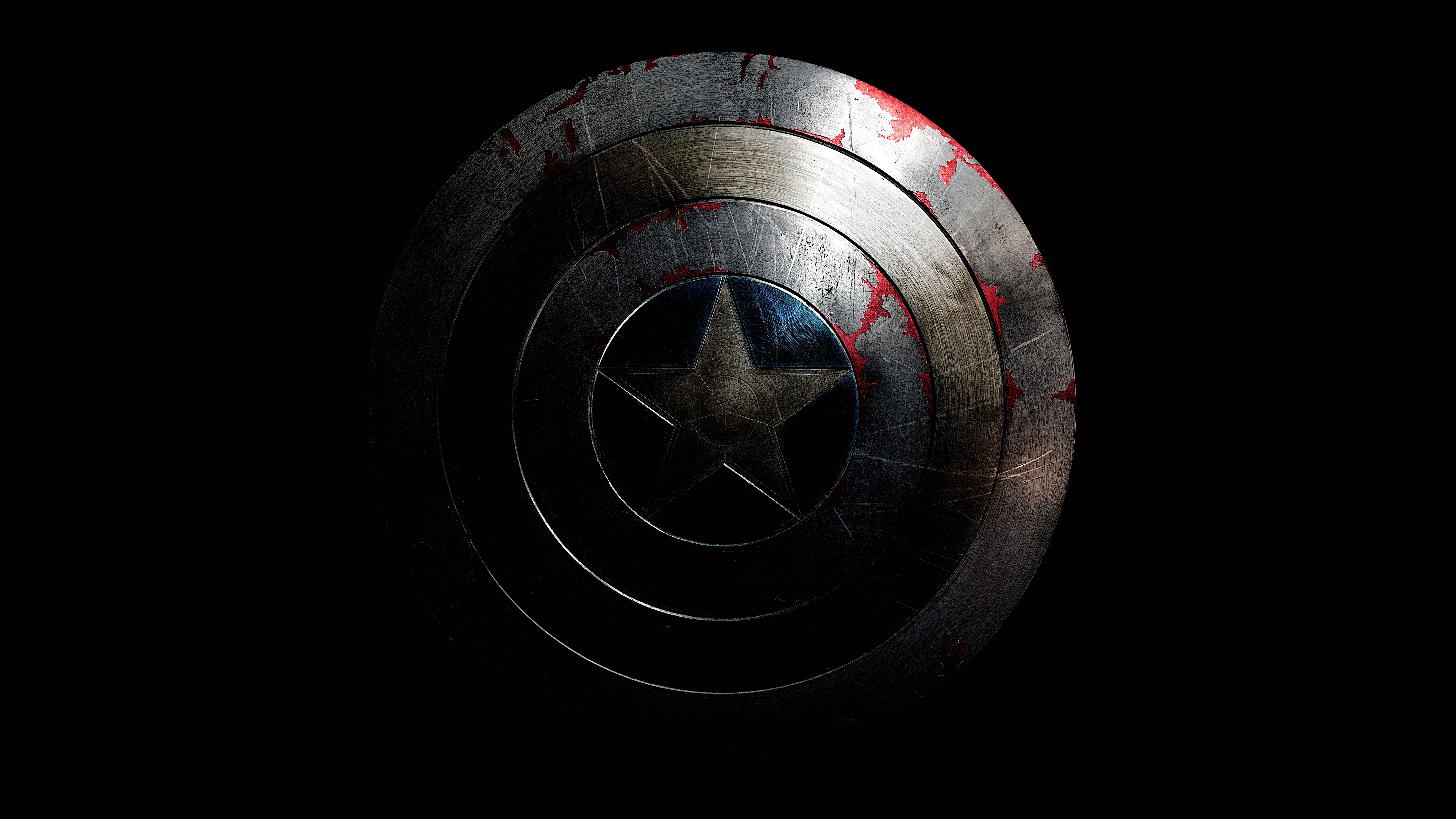Marvel Captain America 桌布 壁紙 — 一個經歷戰鬥的美國隊長盾牌，帶有紅色飛濺，在黑色虛空背景下的戲劇性燈光中發光。