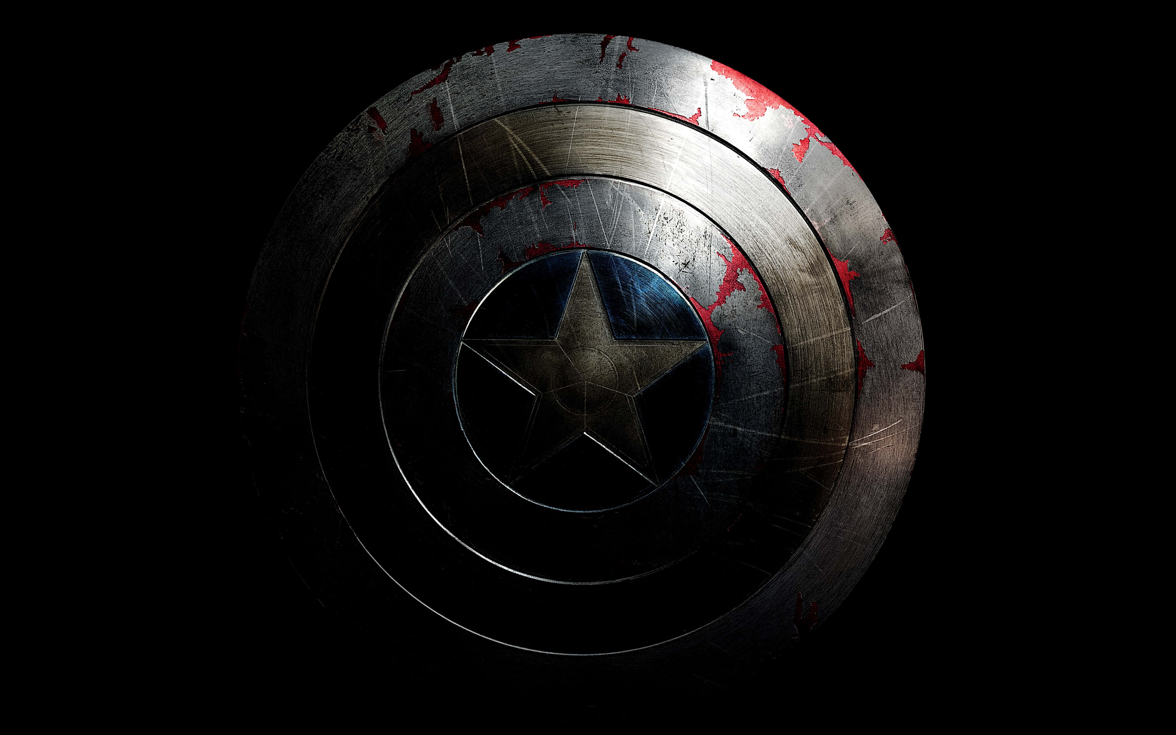 Captain America Android 桌布 壁紙 — 一個經歷戰鬥的美國隊長盾牌，帶有紅色飛濺和刮痕，在黑色背景上發光。