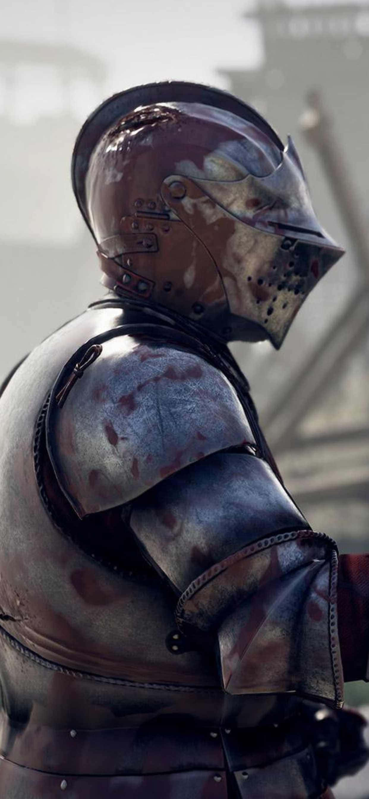 iPhone Xs Max Mordhau 桌布 壁紙 — 一個經歷風霜的中世紀騎士特寫，身穿佈滿戰鬥傷痕的板甲，帶有血跡和嚴峻的表情。