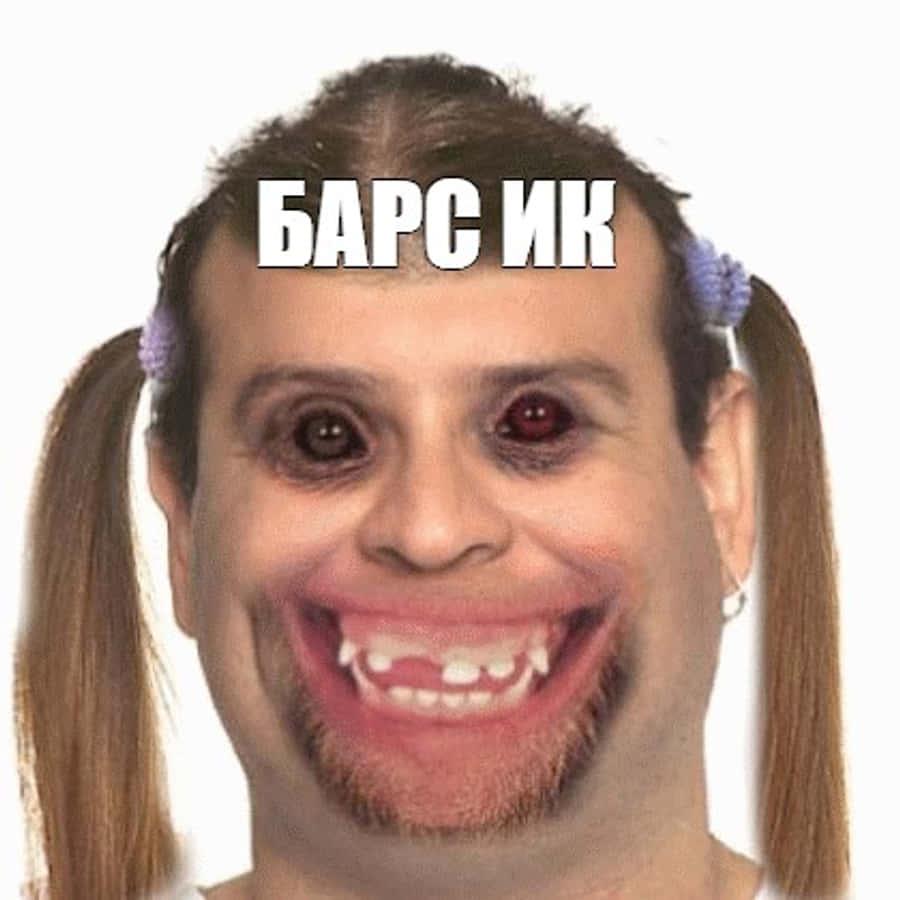 edit 桌布 壁紙 — 一個經過數位修改的男人，面部特徵誇張，紮著辮子，臉上覆蓋著文字「БАРС ИК」。