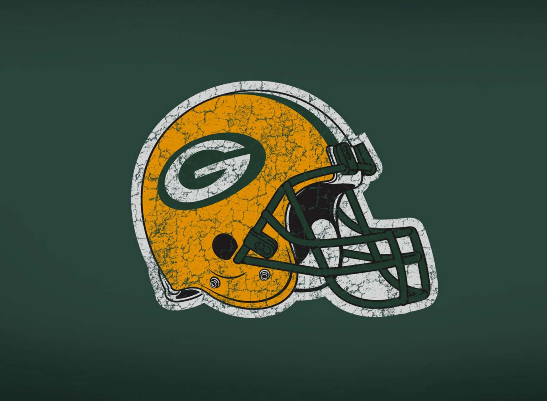 綠灣包裝工 桌布 壁紙 — 一個經過風化的 Green Bay Packers 美式足球頭盔，帶有裂開的黃色油漆和綠色點綴，背景為深綠色。
