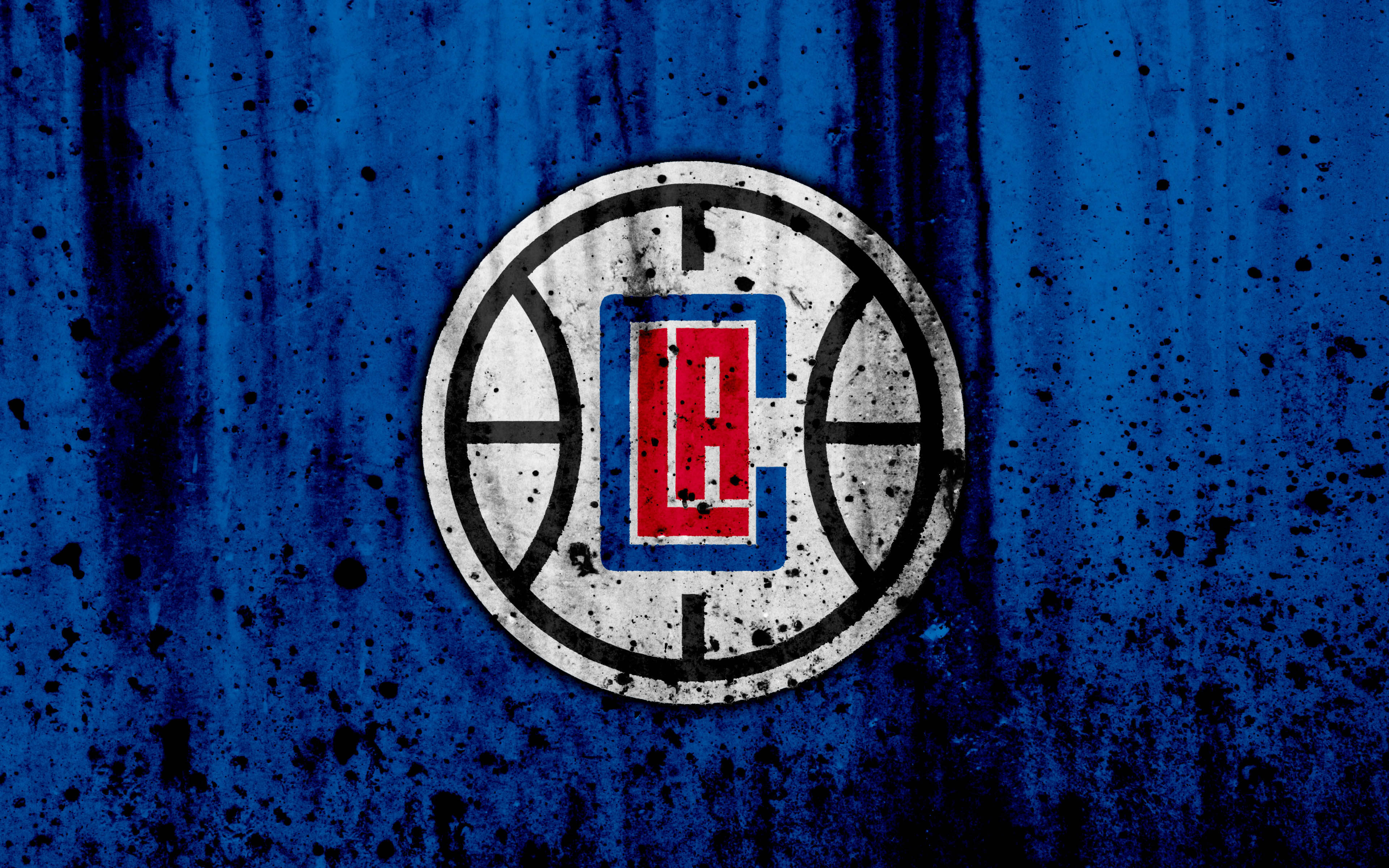 Clippers 桌布 壁紙 — 一個經過風化的LA快艇隊標誌，位於帶有紋理的藍色牆壁上，並帶有黑色潑濺效果。