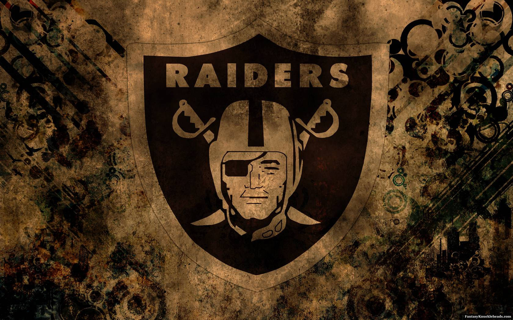 突襲者 桌布 壁紙 — 一個經風化的 Raiders 標誌，居中放置在帶有 grunge 圖案和褪色大地色調的粗糙紋理背景上。