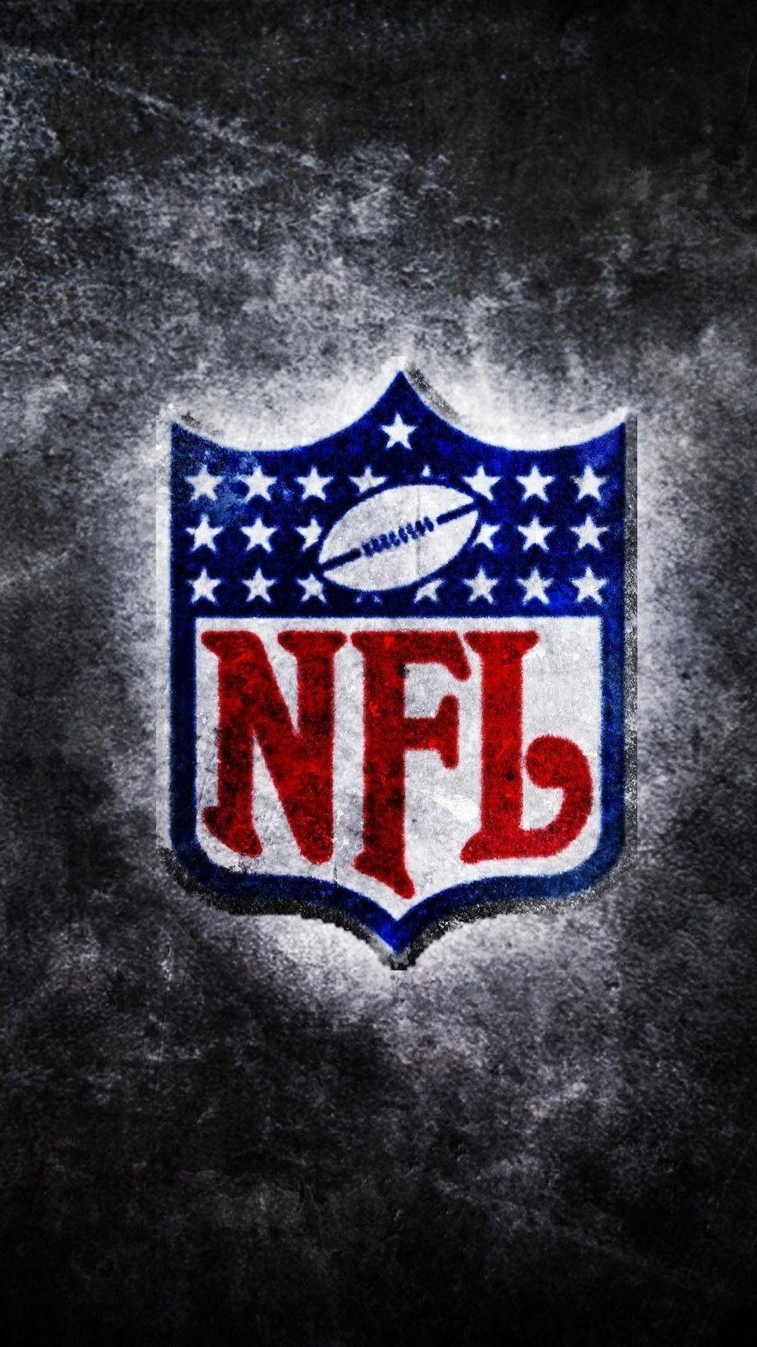 NFL 桌布 壁紙 — 一個經風化的NFL標誌，中央有紅、白、藍星星和一個美式足球，背景是粗糙的深灰色紋理。