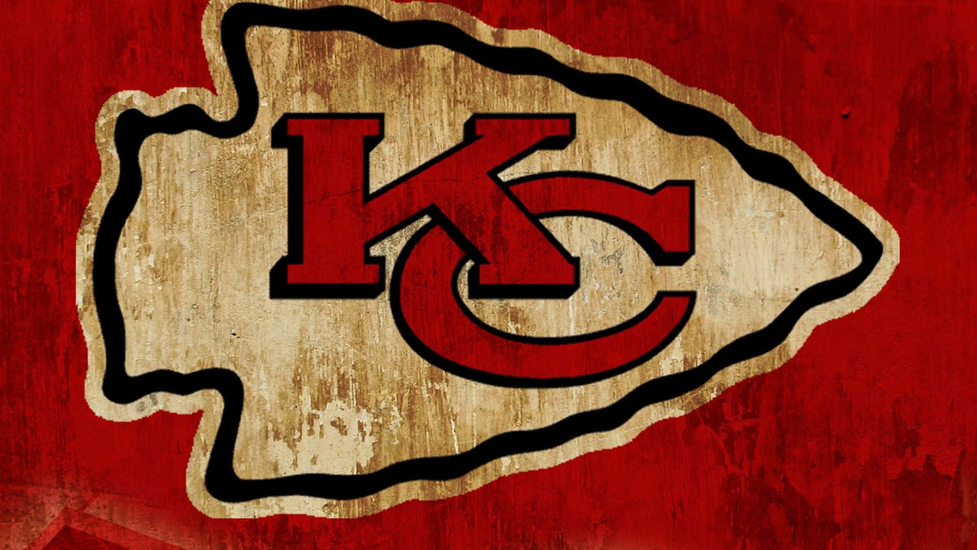 Kansas City Chiefs 桌布 壁紙 — 一個經風化的堪薩斯城酋長隊標誌，以紅色和米色呈現，置於有紋理的紅色背景上。