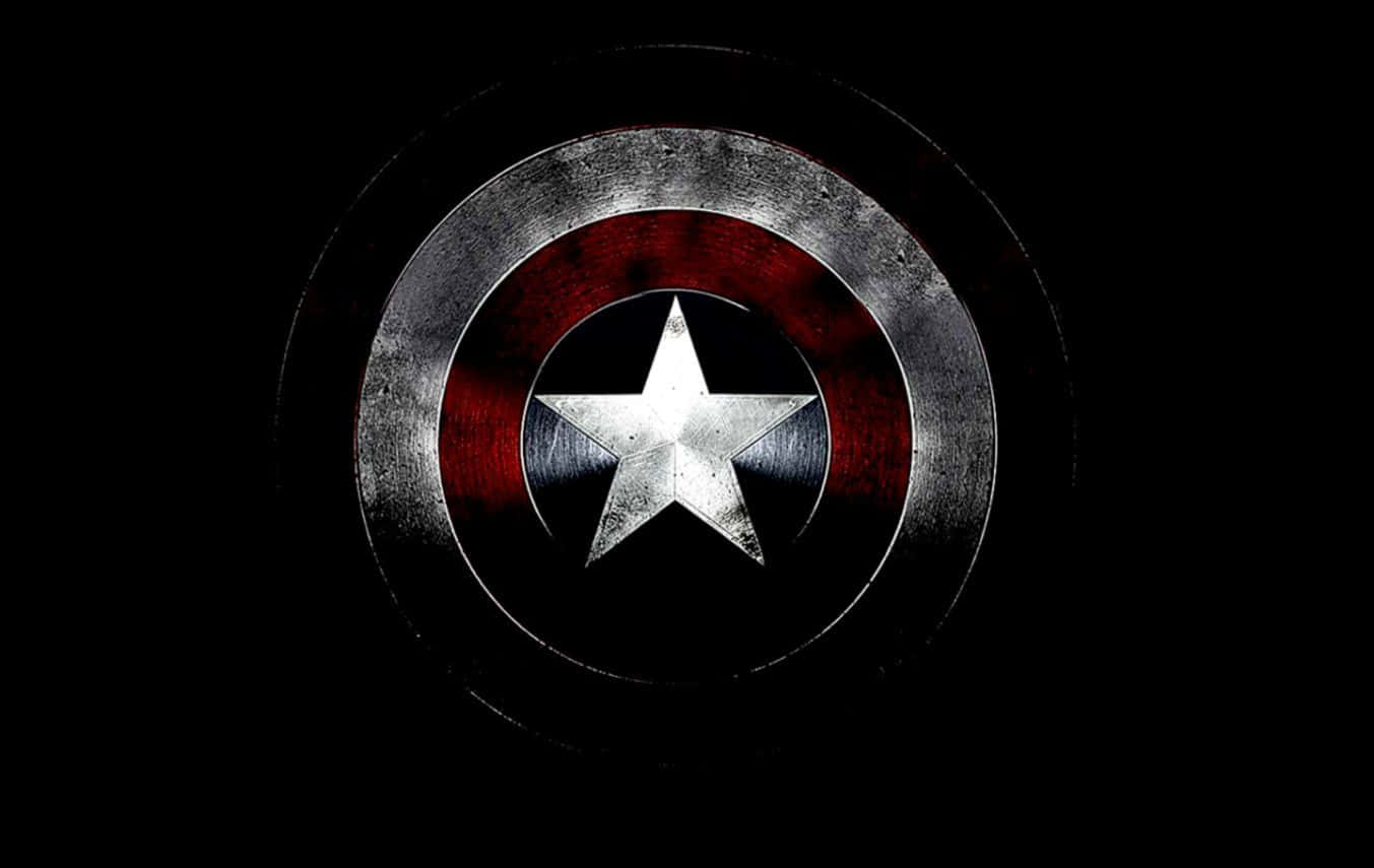 Captain America Logo 桌布 壁紙 — 一個經風化的美國隊長盾牌，帶有紅、白、藍同心圓和中央的星星，置於黑色背景上。