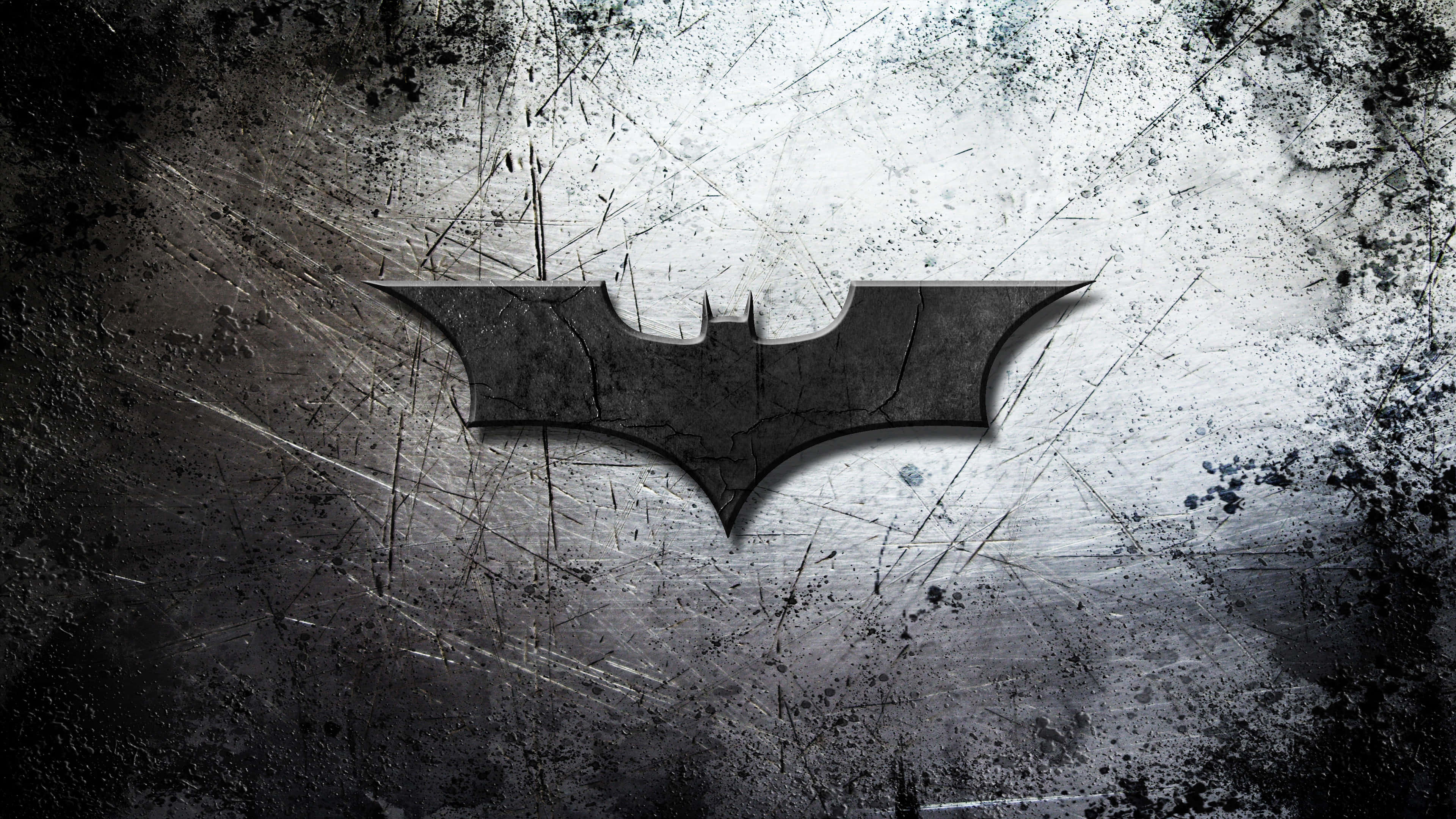 1920 X 1080 Batman 桌布 壁紙 — 一個經風化的蝙蝠俠標誌蝕刻在粗糙的金屬表面上，帶有刮痕和濺點。