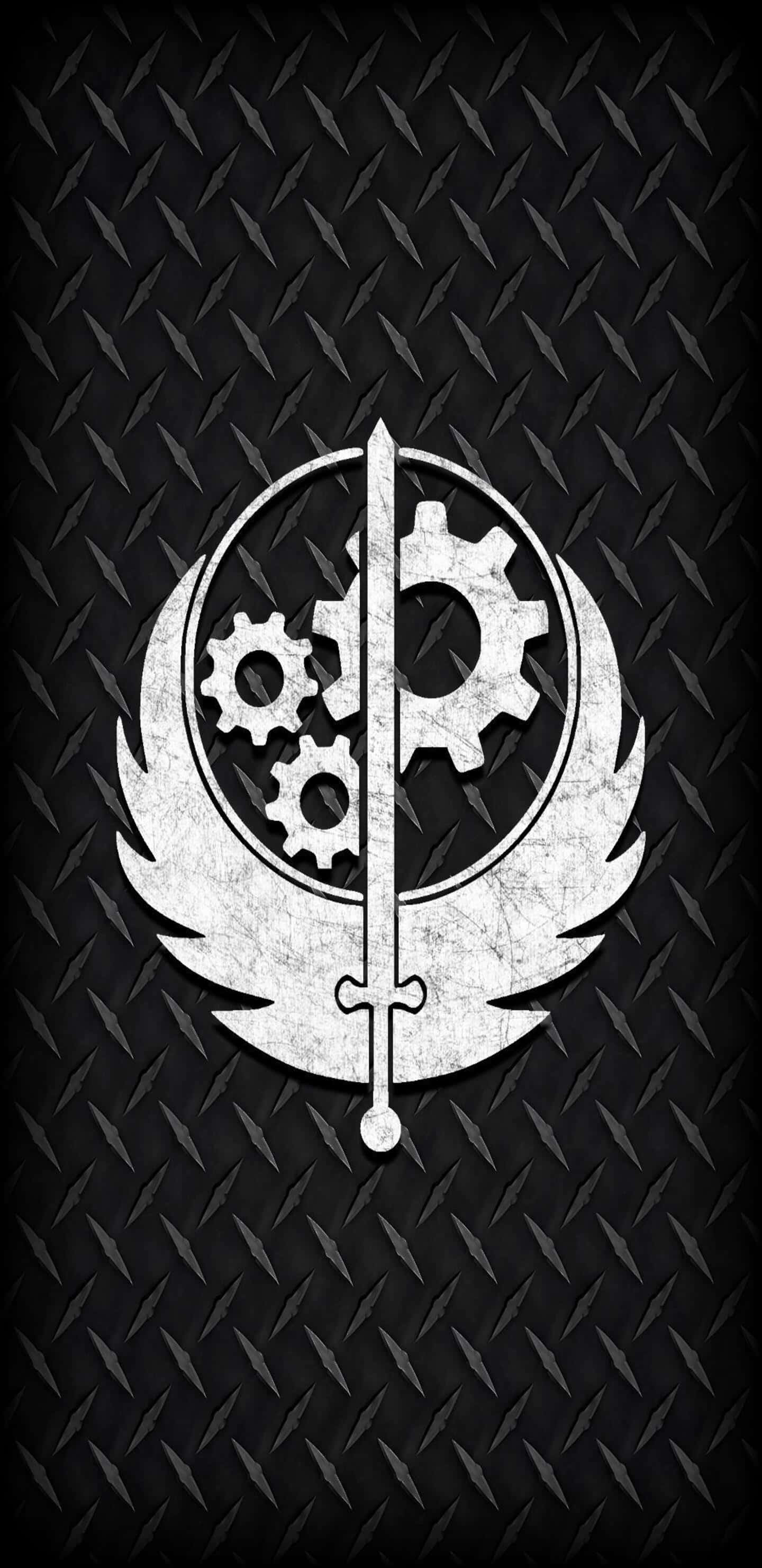 Pixel 3xl Fallout 76 桌布 壁紙 — 一個經風化的銀色徽章，帶有劍、齒輪和翅膀，置於黑色鑽石紋板背景上。
