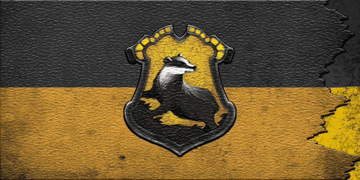Hufflepuff 桌布 壁紙 — 一個經風化的黑金色盾牌，帶有獾徽章，置於有紋理的撕裂背景上。