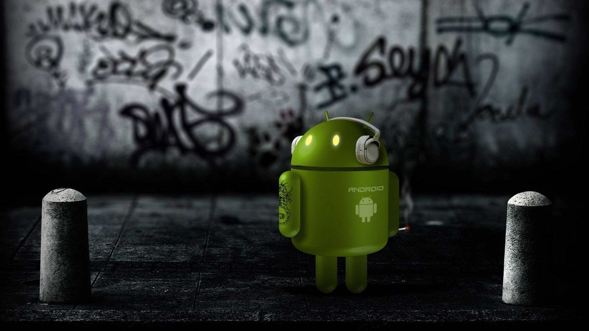 安卓 桌布 壁紙 — 一個綠色Android吉祥物獨自站在一條骯髒的小巷中，牆上佈滿塗鴉，還有混凝土護柱，燈光昏暗。