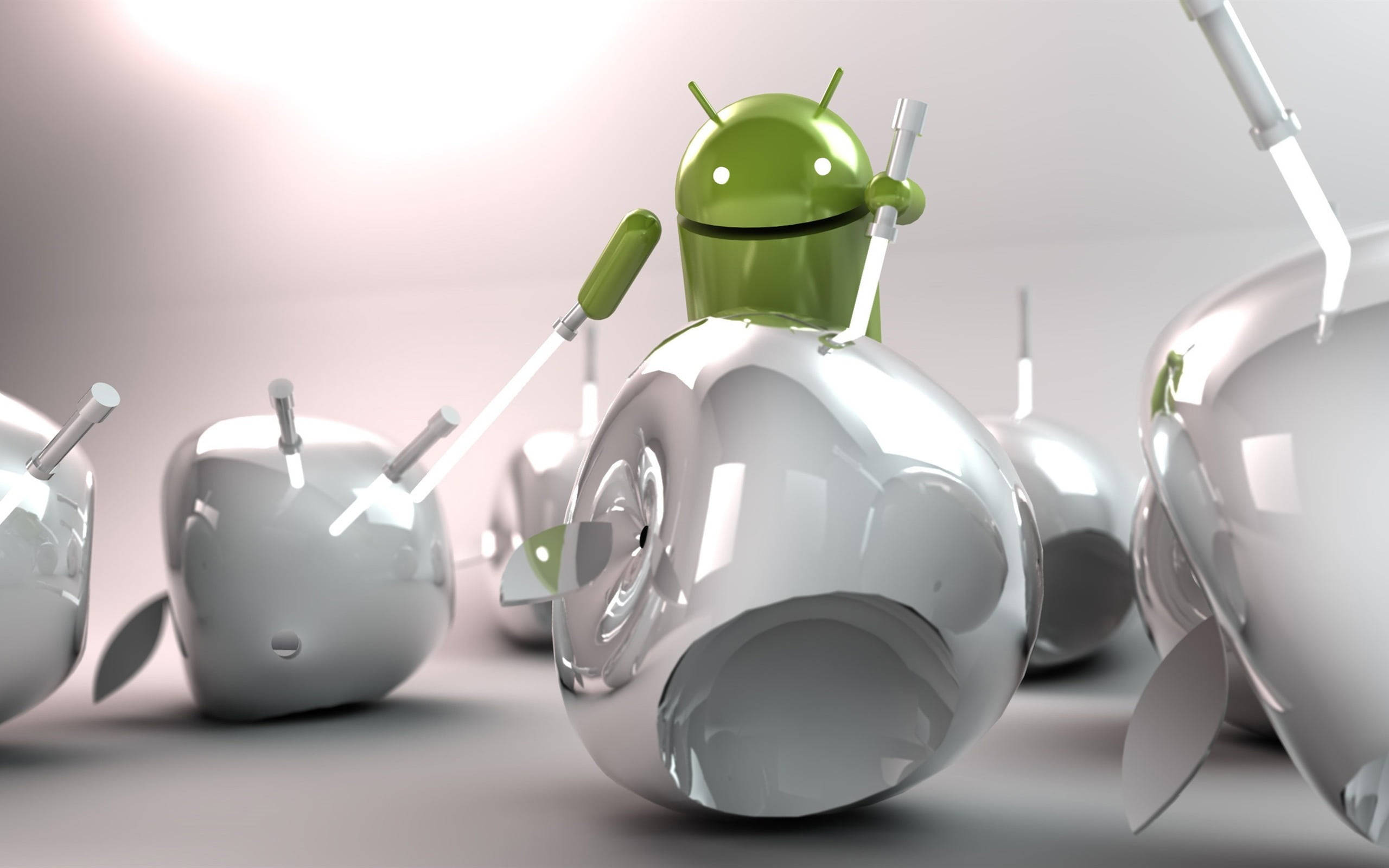 Android Desktop 桌布 壁紙 — 一個綠色Android吉祥物站在一個鉻蘋果形狀的物體上，周圍有類似的物體，在柔和的工作室燈光下。