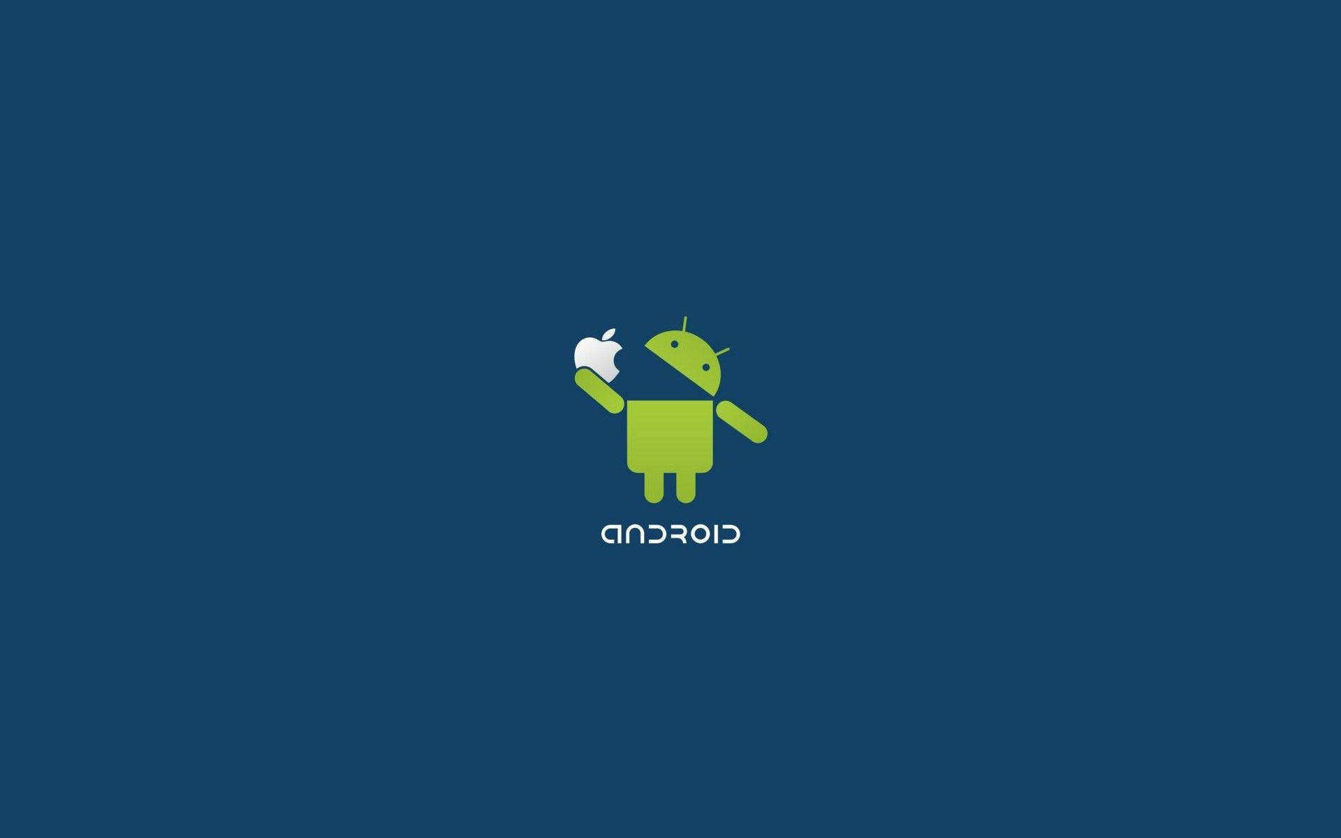 Funny Computer 桌布 壁紙 — 一個綠色Android機器人手持白色Apple標誌，背景為純深藍色。