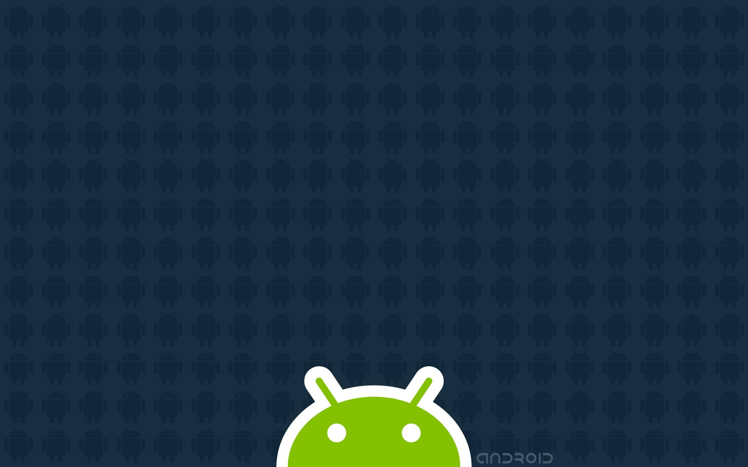 Android Desktop 桌布 壁紙 — 一個綠色Android機器人標誌，帶有白色輪廓，出現在深藍色背景的底部中央，背景充滿了微弱的重複Android圖標。
