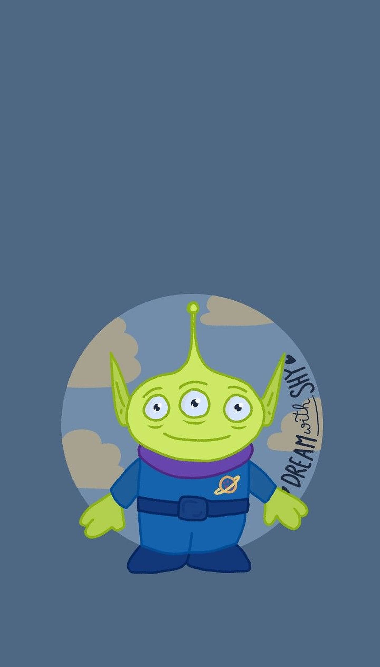 Toy Story Alien 桌布 壁紙 — 一個綠色三眼外星人身穿藍色太空衣，站在行星背景下，帶有「DREAM with SUN」文字。