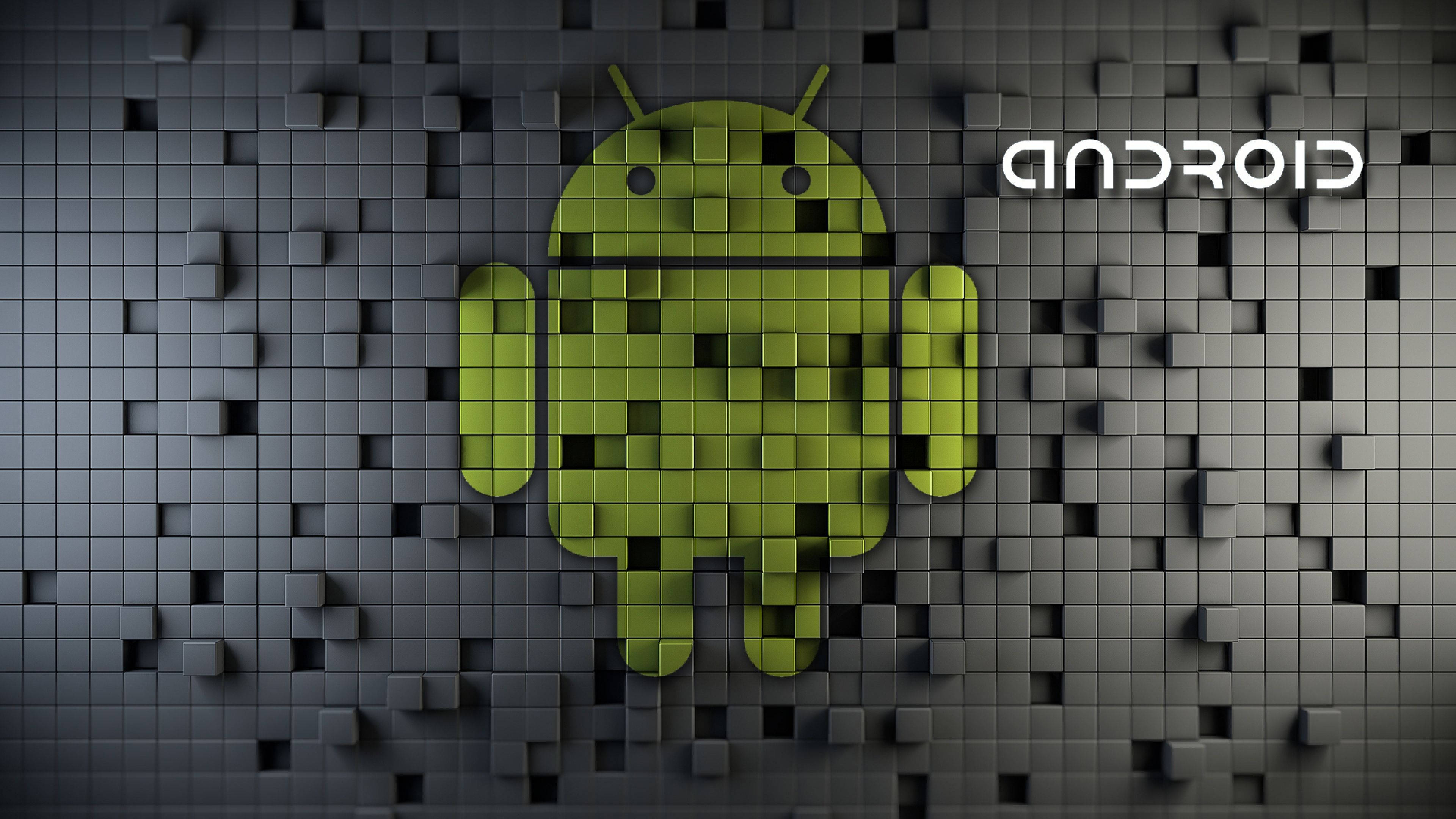 安卓 桌布 壁紙 — 一個綠色像素化的Android吉祥物從紋理灰色立方體牆中出現，帶有白色的Android字樣。