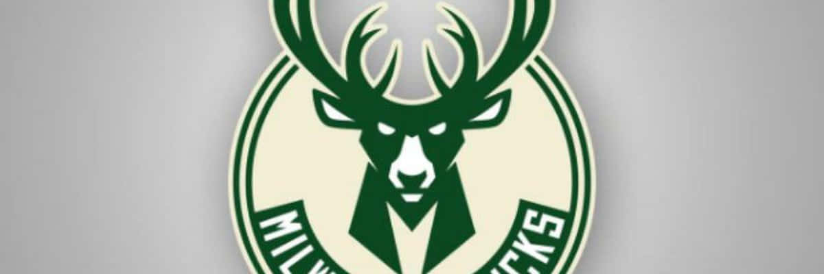 Milwaukee Bucks Logo 桌布 壁紙 — 一個綠色和奶油色的密爾瓦基公鹿標誌，圓形徽章中央有一個風格化的鹿頭，帶有鹿角。
