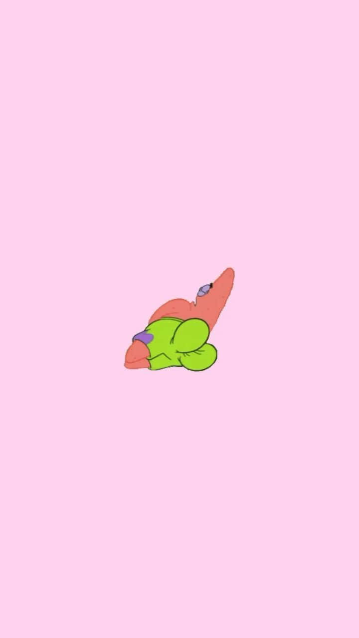 Funny Clean 桌布 壁紙 — 一個綠色和粉紅色的卡通海星角色蜷縮著睡在純淺粉紅色的背景上。