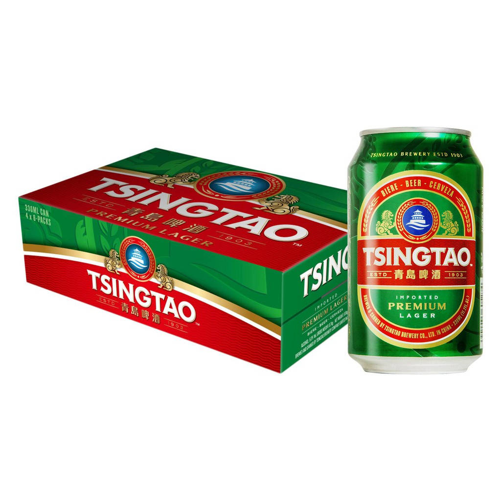booze 桌布 壁紙 — 一個綠色和紅色的青島啤酒罐連同其匹配的紙板箱，放在乾淨的白色背景前。