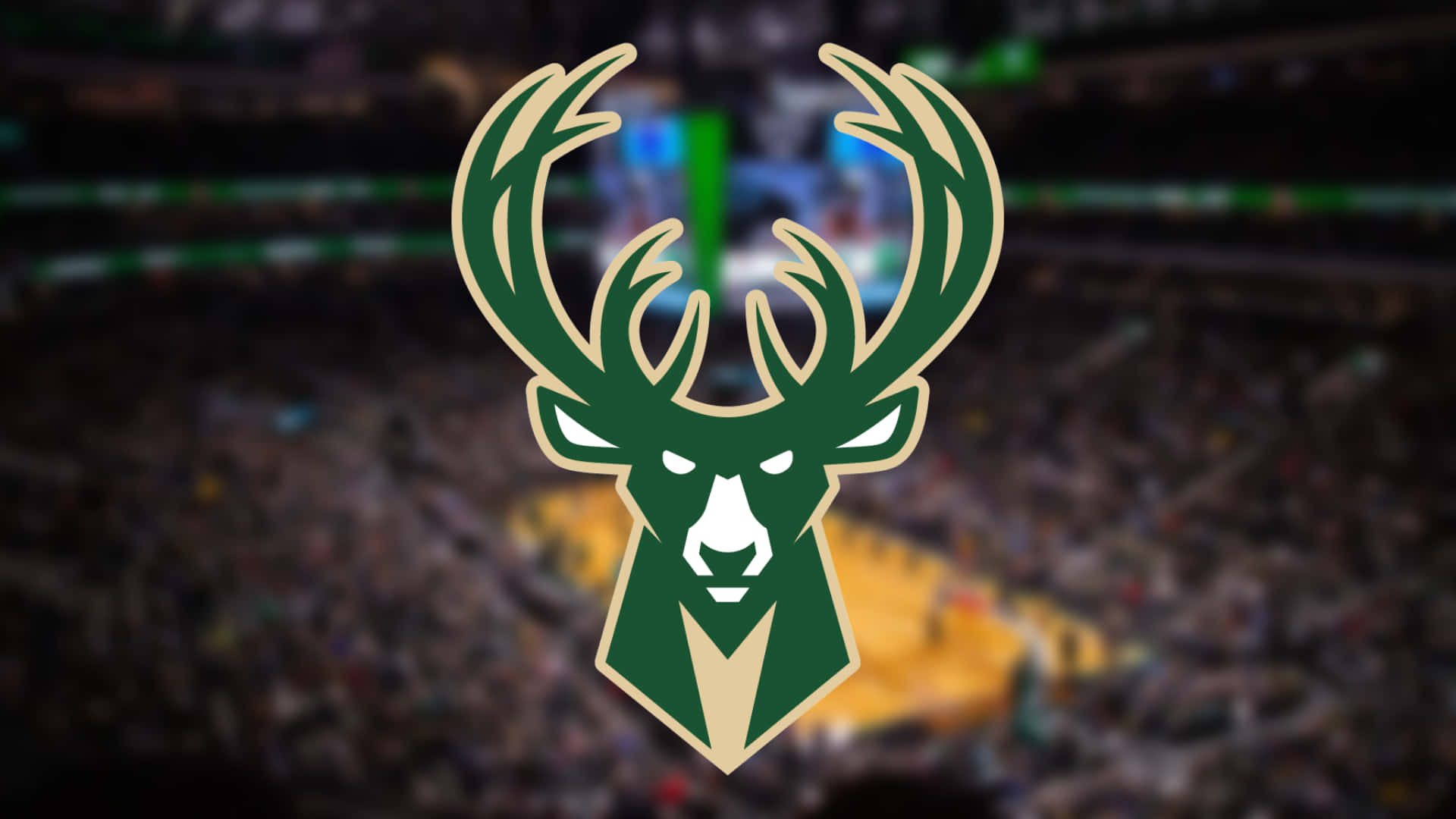 Milwaukee Bucks Logo 桌布 壁紙 — 一個綠色和金色的密爾瓦基公鹿標誌主導了一個充滿歡呼球迷的模糊籃球場館。