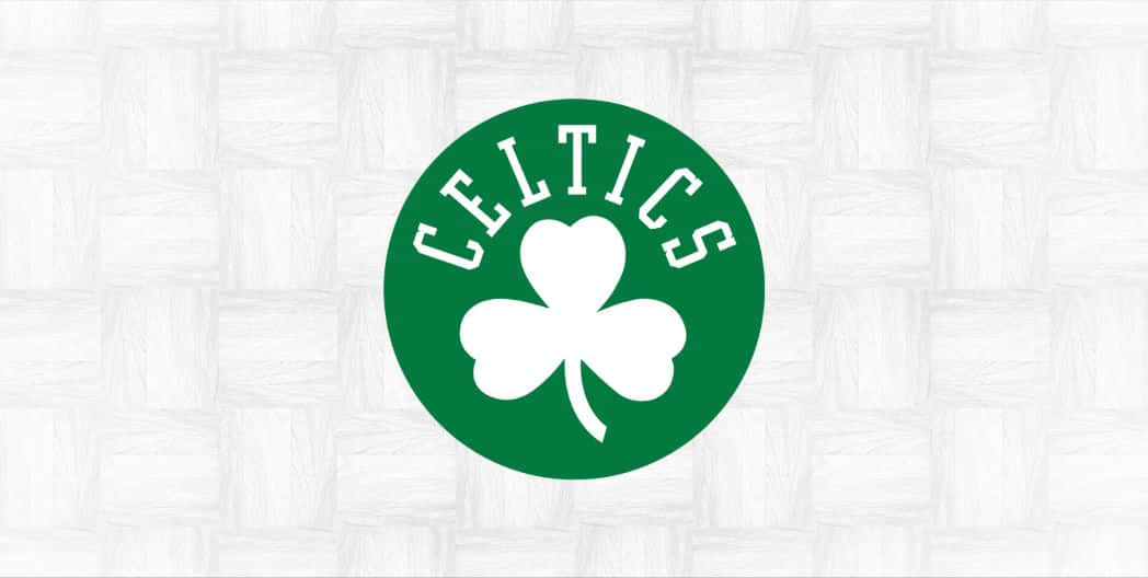 Celtic 桌布 壁紙 — 一個綠色圓形波士頓塞爾提克隊標誌，中央有白色三葉草和拱形文字，背景為白色編織紋理。