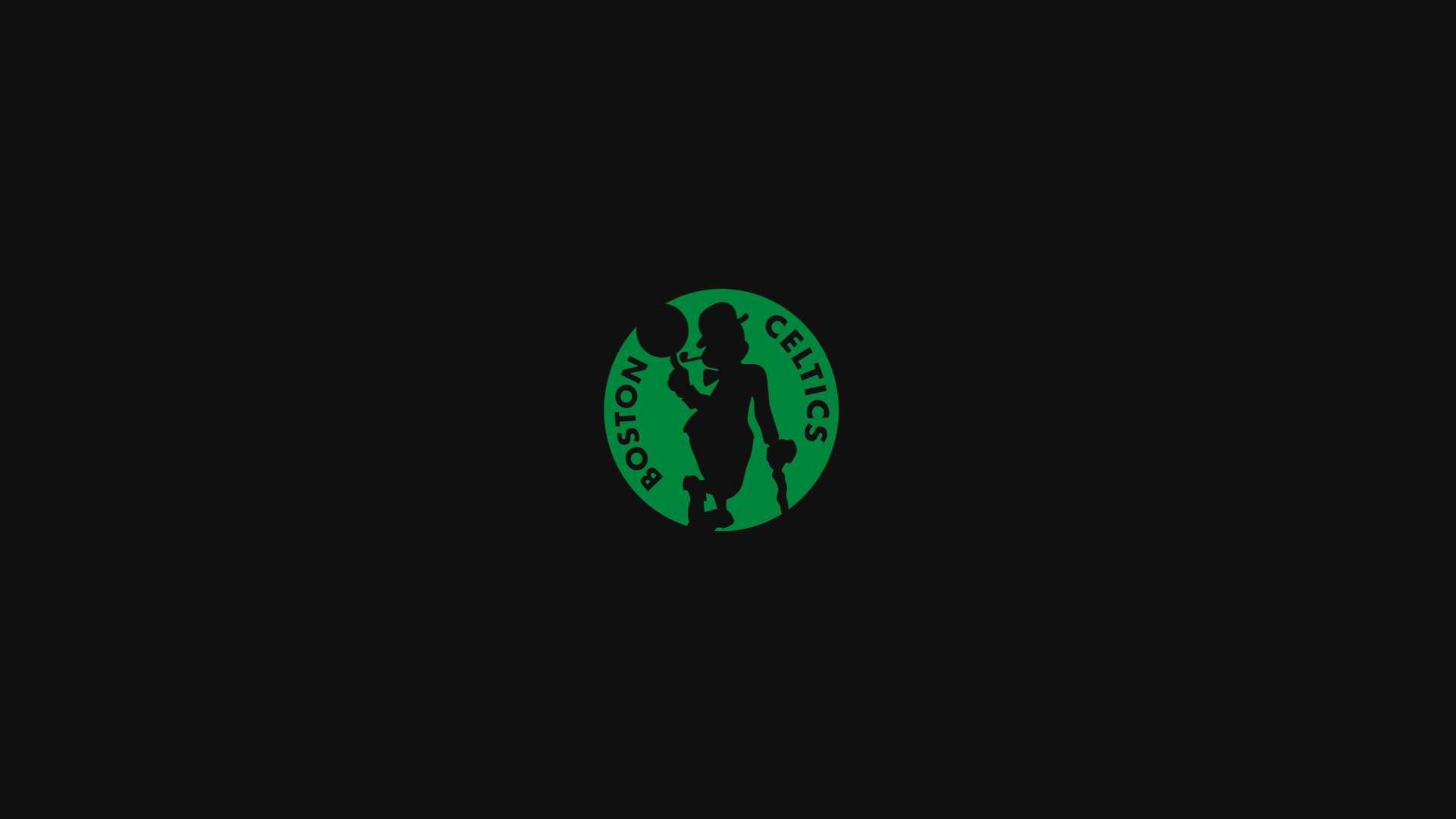 Celtics 桌布 壁紙 — 一個綠色圓形波士頓塞爾提克隊標誌，中央有一個籃球運動員剪影，背景為黑色。