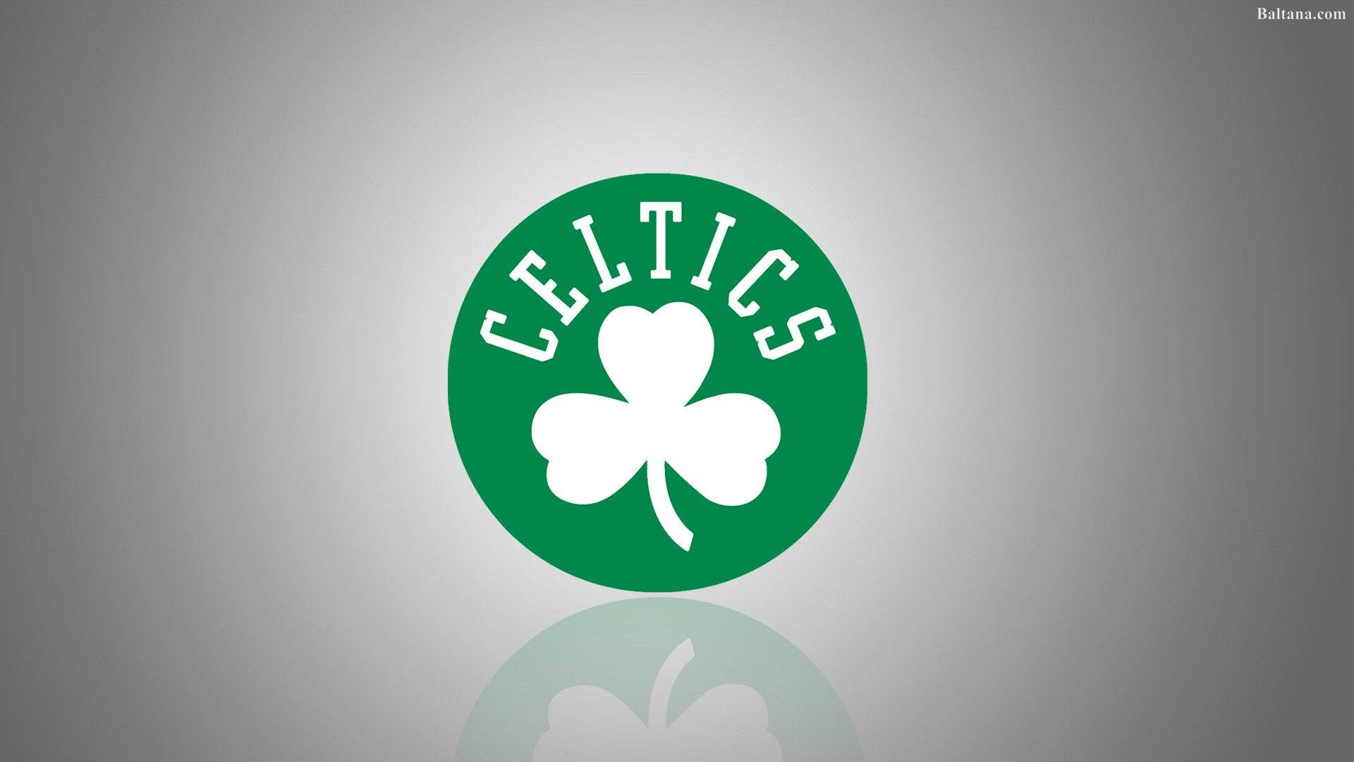 Celtics 桌布 壁紙 — 一個綠色圓形波士頓塞爾提克隊標誌，中央有一個白色三葉草和拱形文字，位於漸變灰色背景上，帶有微妙的倒影。