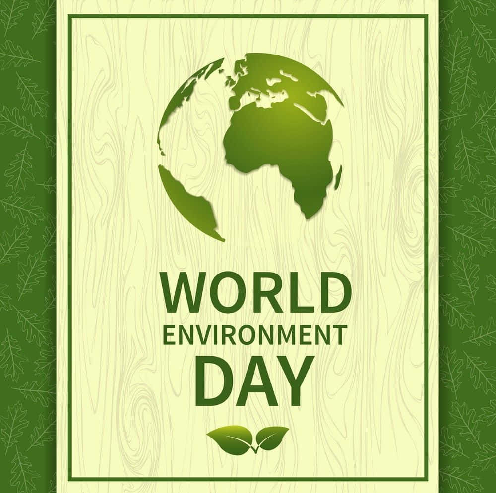 地球 桌布 壁紙 — 一個綠色地球圖示和文字 World Environment Day，背景為木紋和葉子圖案。