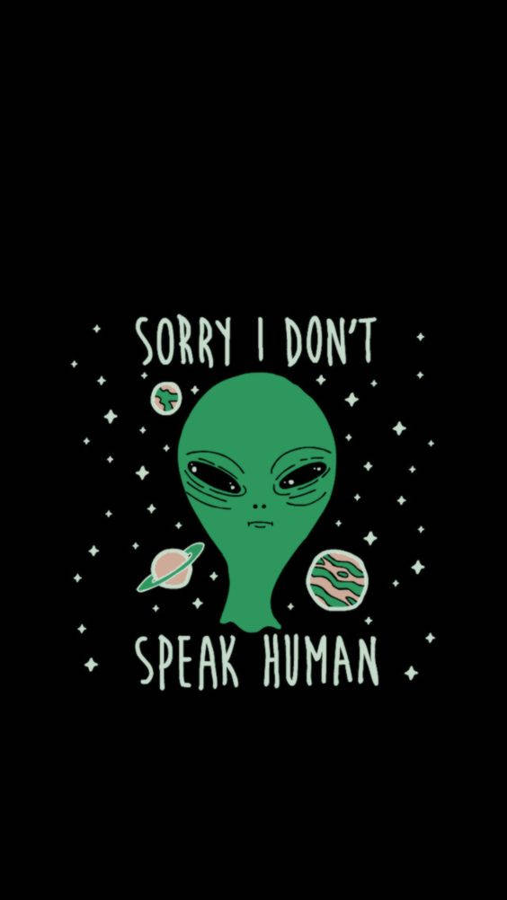 Cool Alien 桌布 壁紙 — 一個綠色外星人，有大眼睛和悲傷的表情，漂浮在星星和行星之間，並帶有文字「SORRY I DON'T SPEAK HUMAN」。
