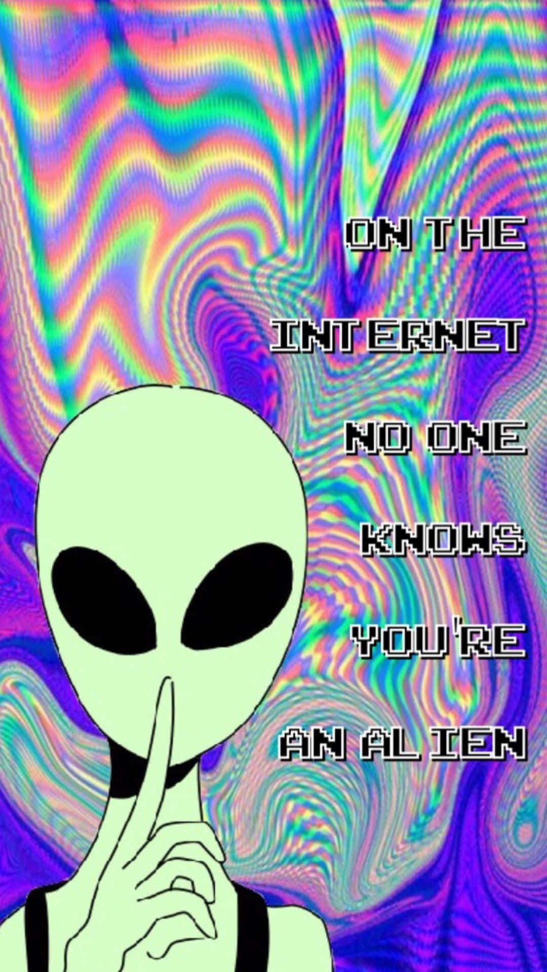 Cartoon Alien 桌布 壁紙 — 一個綠色外星人將手指放在嘴唇上，站在迷幻彩虹漩渦背景前，上面寫著「on the internet no one knows you're an alien」。