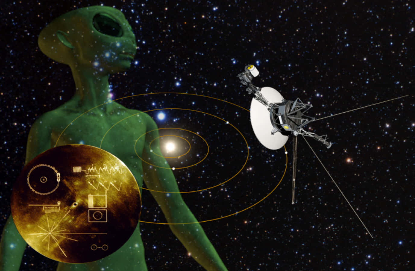 Voyager 桌布 壁紙 — 一個綠色外星人站在星域中，旁邊是航海家太空船，帶有軌道路徑和金色光碟圖覆蓋層。