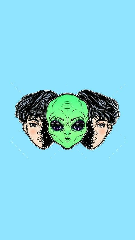 Cool Alien 桌布 壁紙 — 一個綠色外星人頭部，帶有星星眼睛，兩側有兩個人類面孔，背景為淺藍色。