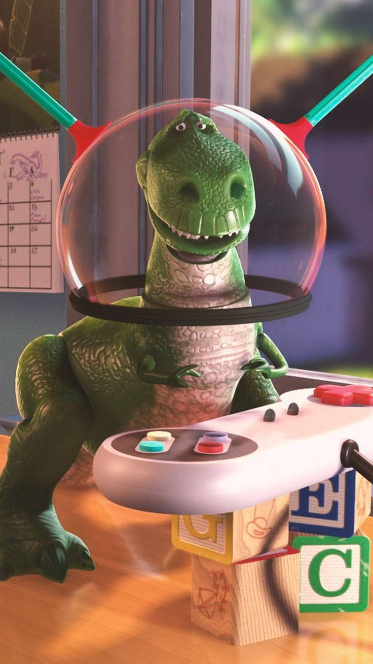 Toy Story 3 桌布 壁紙 — 一個綠色恐龍玩具戴著透明泡泡頭盔，微笑著玩玩具遊戲機，周圍是字母積木。