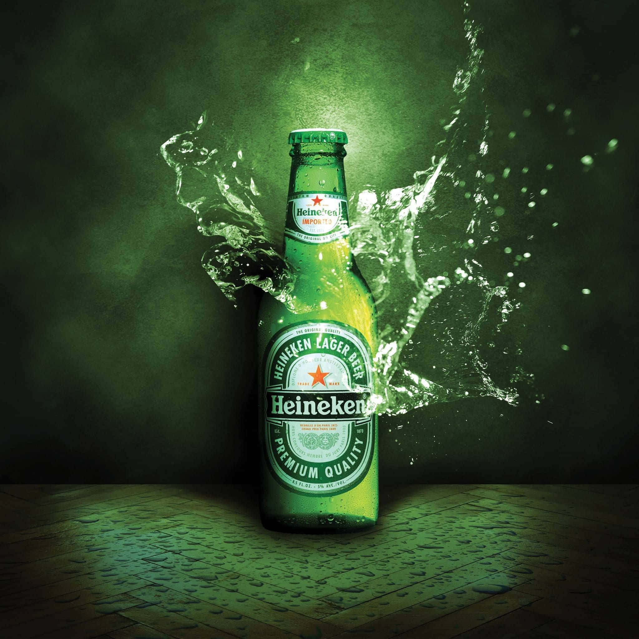 Heineken 桌布 壁紙 — 一個綠色海尼根啤酒瓶在深綠色背景上爆發出動態水花。