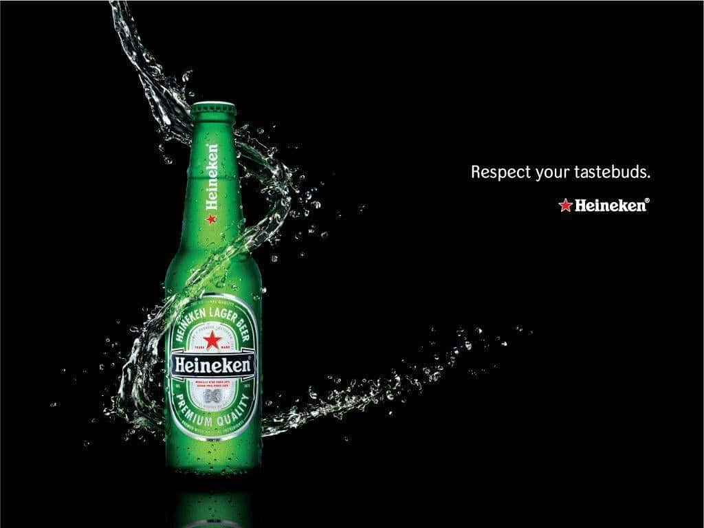 Heineken 桌布 壁紙 — 一個綠色海尼根啤酒瓶在純黑背景下濺起清澈的水花。