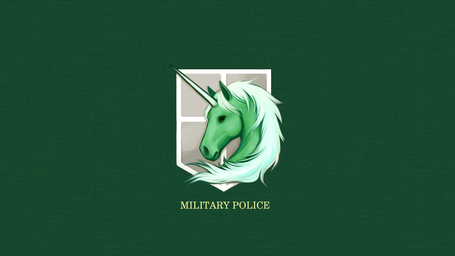 進擊的巨人 桌布 壁紙 — 一個綠色獨角獸頭部在盾牌徽章中，帶有「MILITARY POLICE」文字，背景為深綠色紋理。