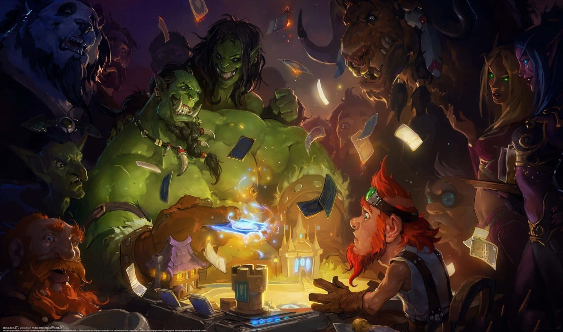 2440x1440 Hearthstone 桌布 壁紙 — 一個綠色獸人巫師在一張桌子旁施展發光法術，周圍是各種奇幻生物，身處燈光昏暗的酒館。