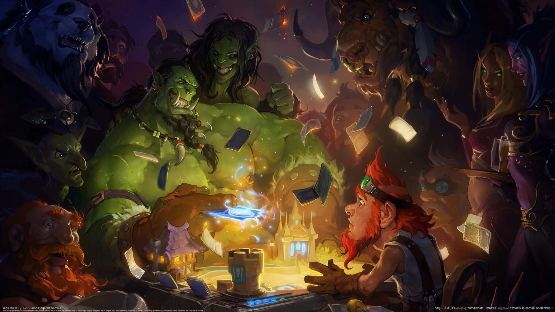 World Of Warcraft 桌布 壁紙 — 一個綠色獸人巫師在昏暗的酒館中，在一張卡牌遊戲桌上施展發光的咒語，周圍有各種奇幻生物。