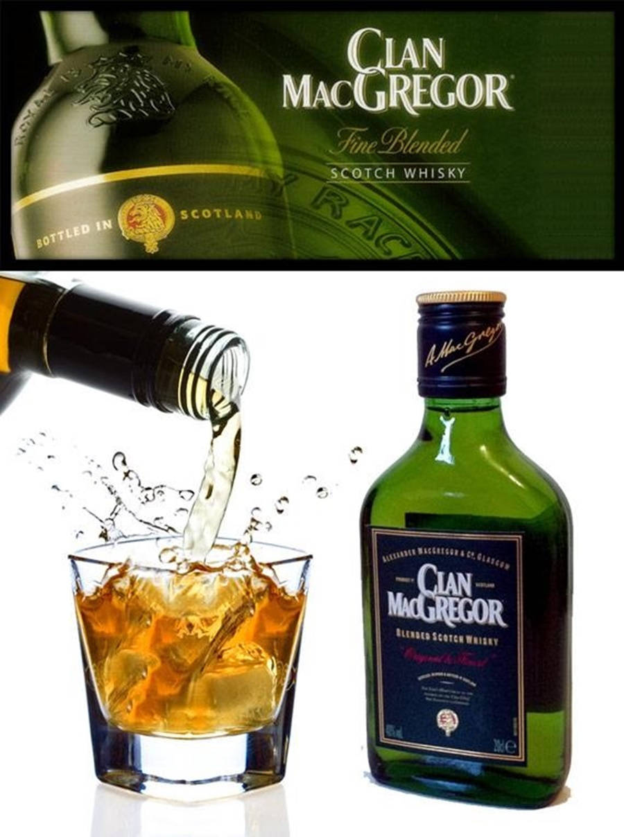 Whiskey 桌布 壁紙 — 一個綠色的Clan MacGregor威士忌酒瓶，在深綠色品牌背景前，將琥珀色液體倒入裝有冰塊的杯中。