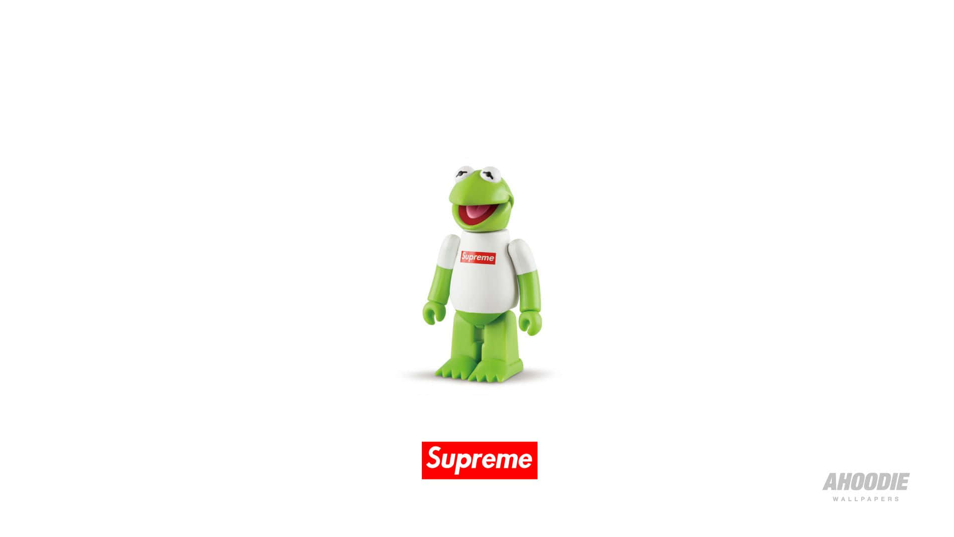 Aesthetic Kermit 桌布 壁紙 — 一個綠色的Kermit青蛙公仔，穿著白色Supreme T恤，站在純白色背景的中央。