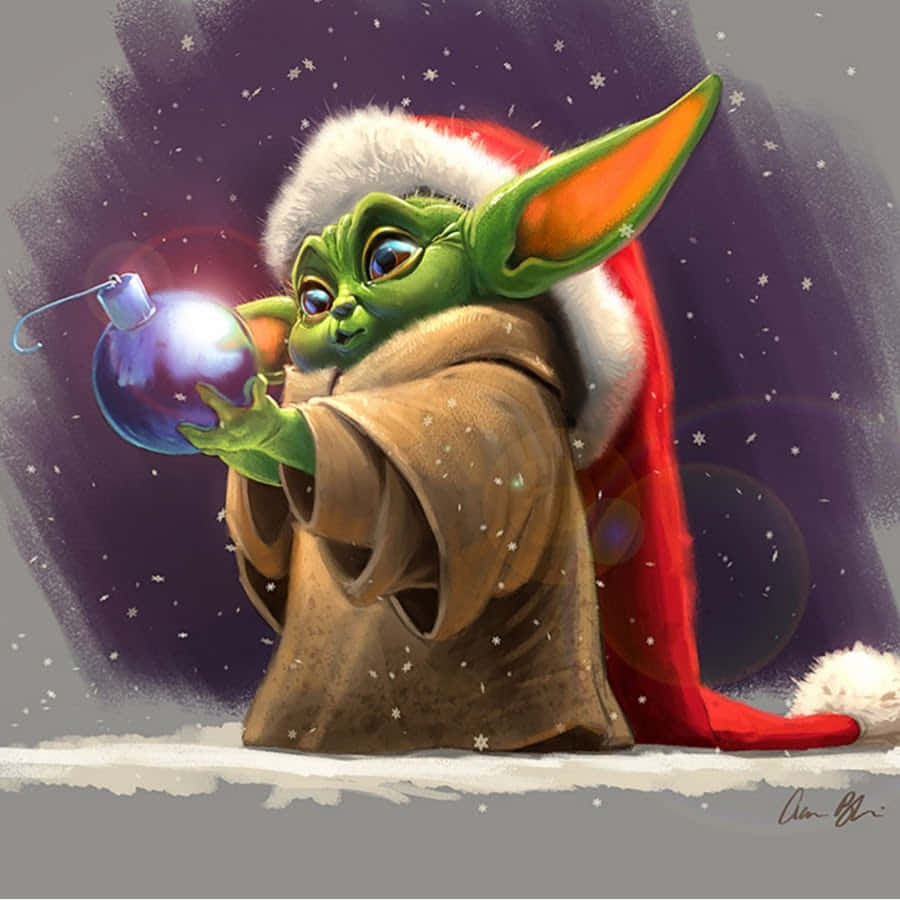 Yoda 桌布 壁紙 — 一個綠色的嬰兒尤達戴著紅色聖誕帽，在雪夜的星空下抱著一個發光的紫色裝飾品。
