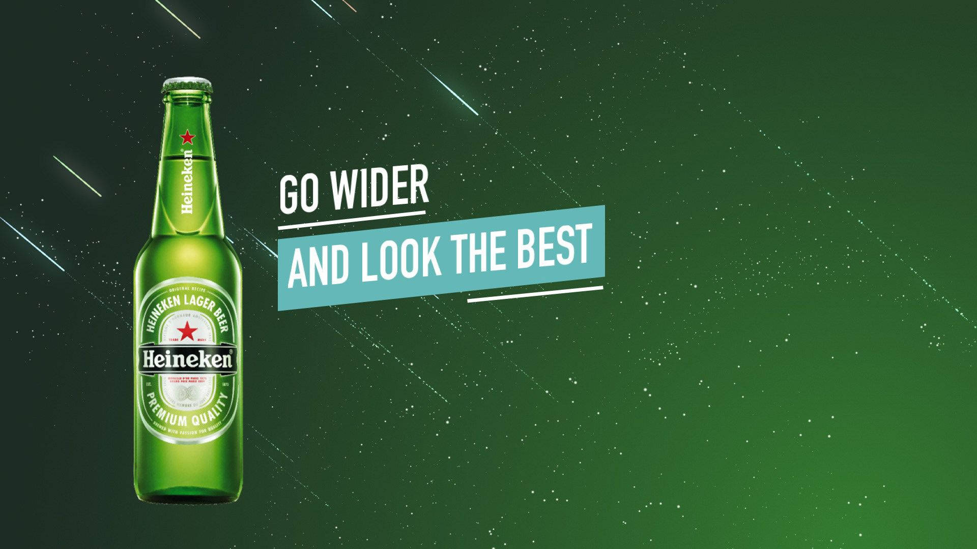 Drink 桌布 壁紙 — 一個綠色的海尼根啤酒瓶站在深綠色星空背景前，有白色條紋和粗體字寫著 go wider and look the best。