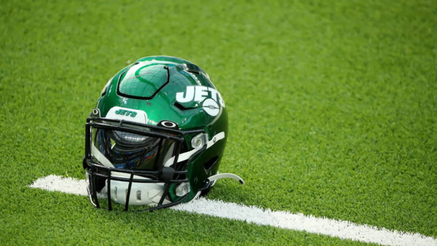 Ny Jets 桌布 壁紙 — 一個綠色的紐約噴射機美式足球頭盔放在充滿活力的綠色草地上，旁邊是一條清晰的白色碼線。