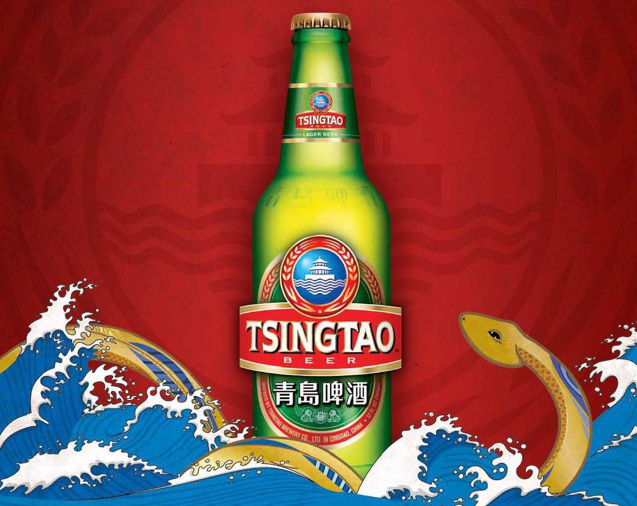 booze 桌布 壁紙 — 一個綠色的青島啤酒瓶立在紅色背景前，背景有風格化的藍色波浪和一隻金色龍。