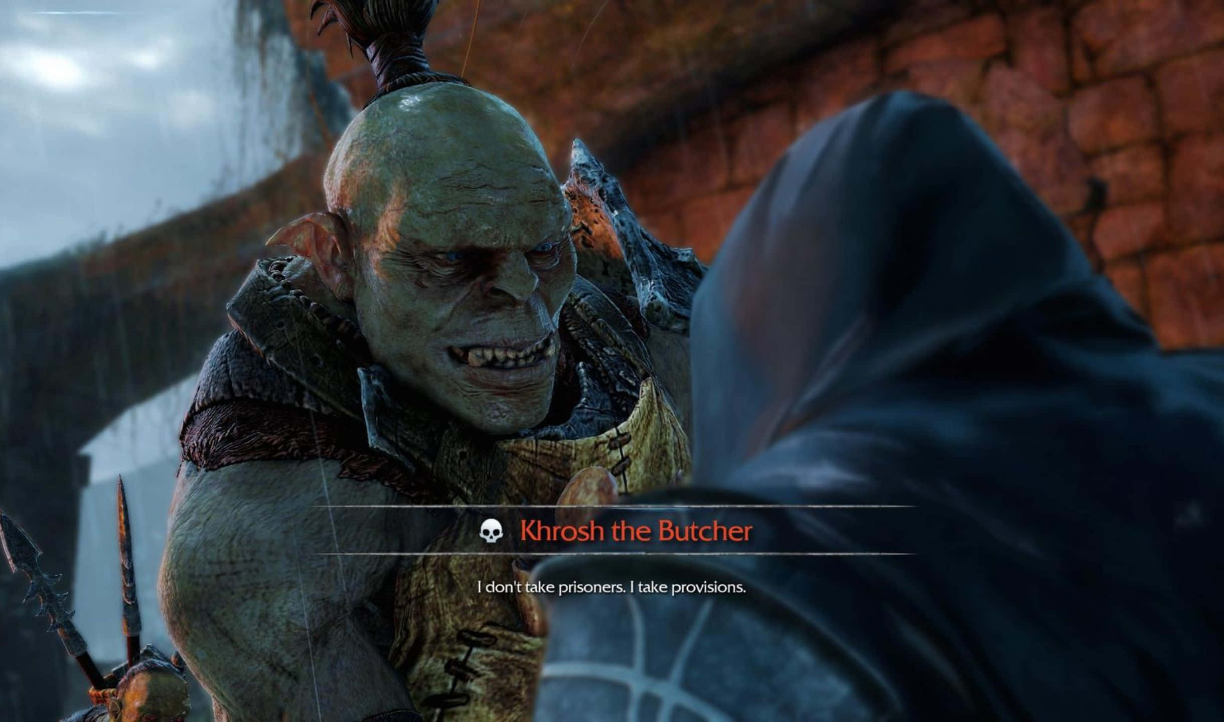 2440x1440 Shadow Of Mordor 桌布 壁紙 — 一個綠色皮膚、帶有尖刺莫西干頭的怪獸獸人，在一個下雨的石頭庭院中，對一個披著斗篷的身影發出威脅性的咆哮。