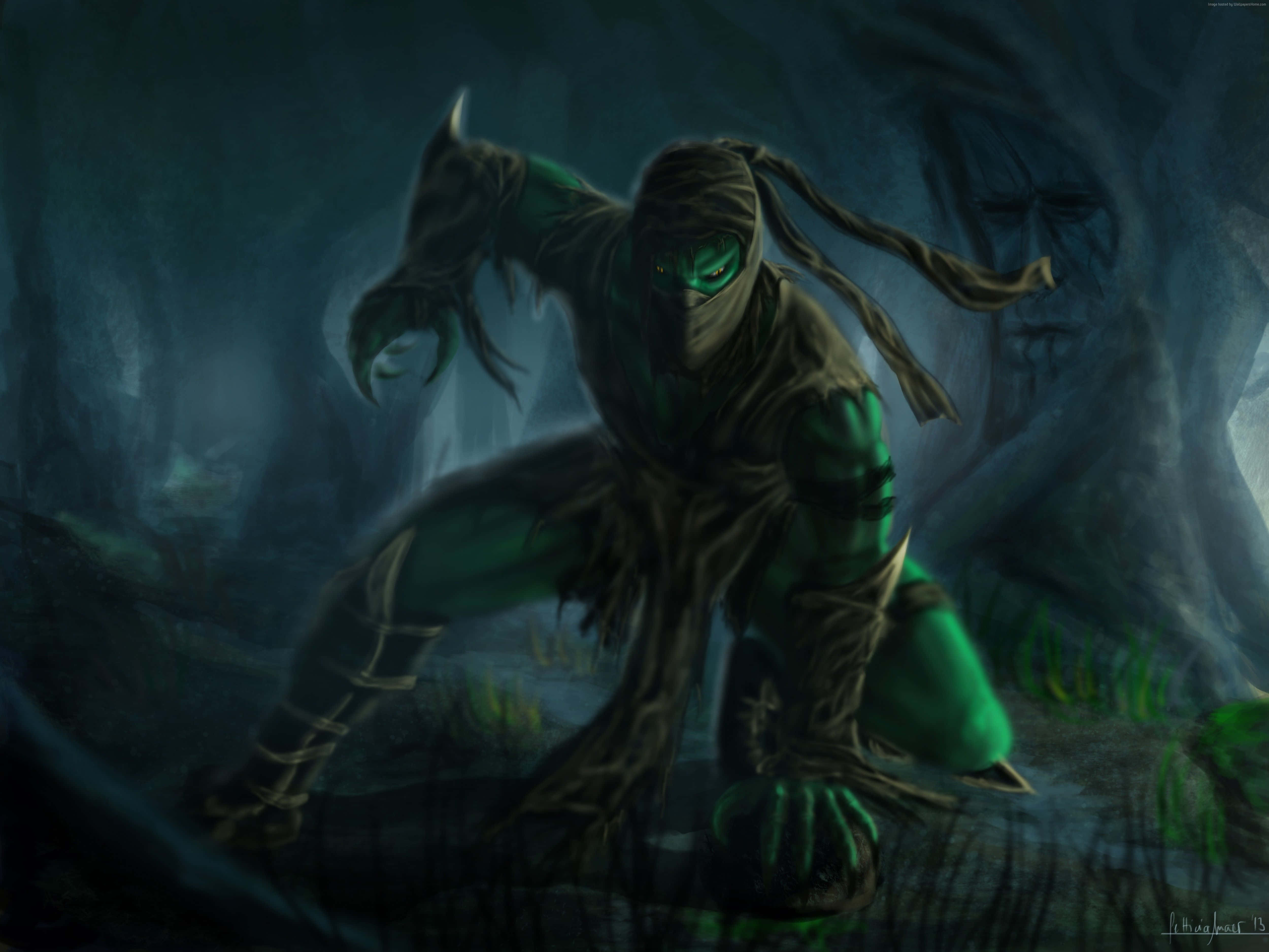 Mortal Kombat Reptile 桌布 壁紙 — 一個綠色皮膚、眼睛發光的忍者蹲在黑暗霧濛濛的森林中，周圍環繞著詭異發光的植物和一個巨大的石臉。