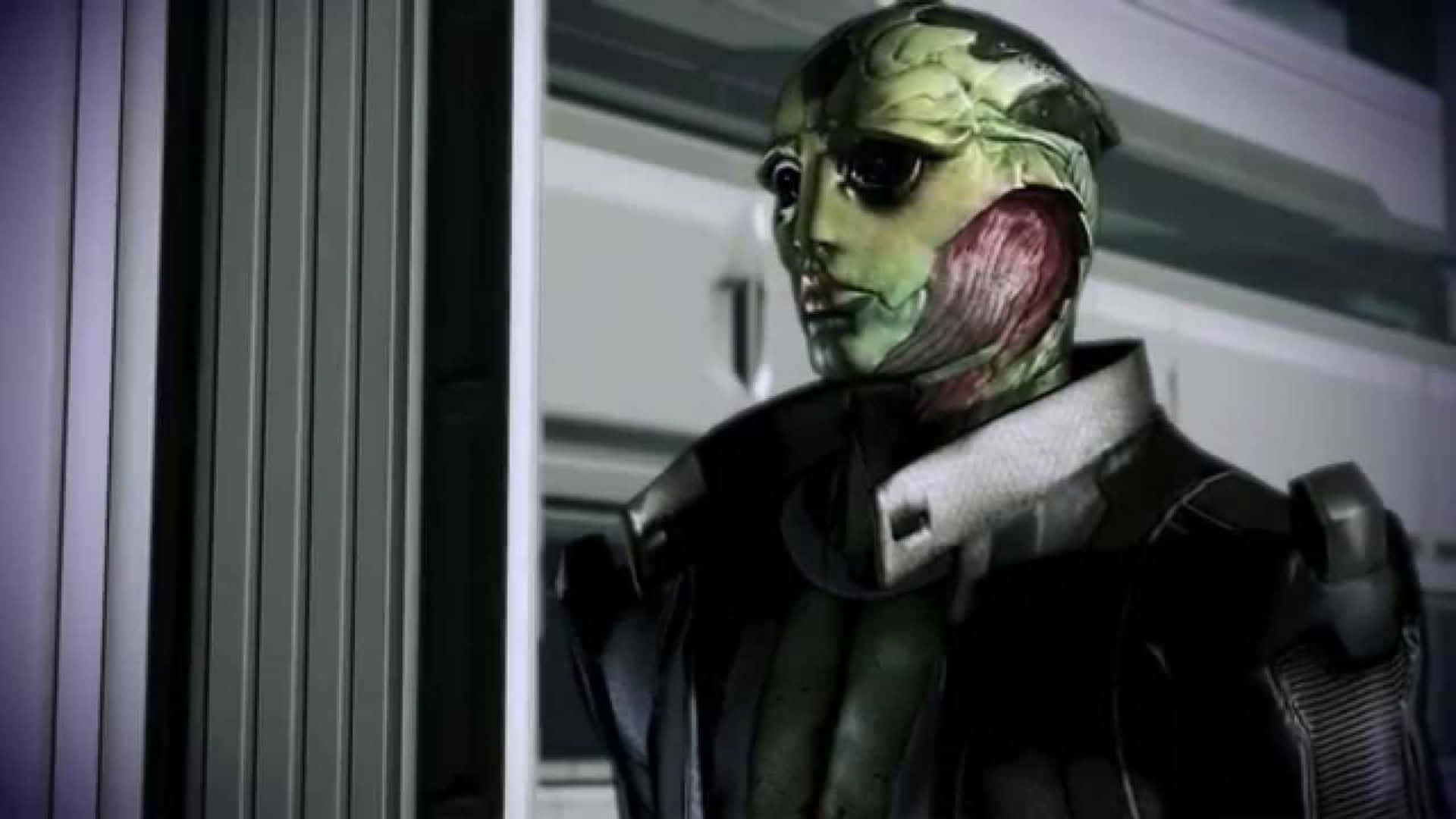 Thane Krios 桌布 壁紙 — 一個綠色皮膚、肌肉外露的外星人，身穿深色裝甲外套，站在燈光昏暗的未來風格走廊中。