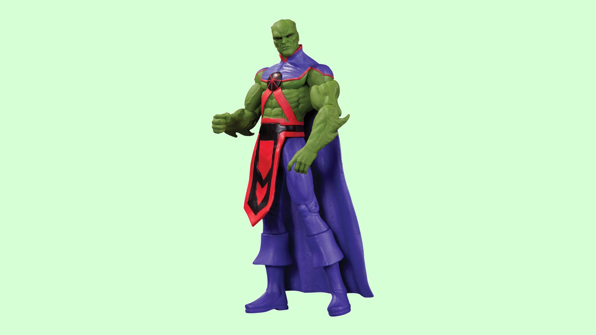 Martian Manhunter 桌布 壁紙 — 一個綠色皮膚、肌肉發達的超級英雄人偶，穿著紫色和紅色的服裝，自信地站在淡綠色背景前。